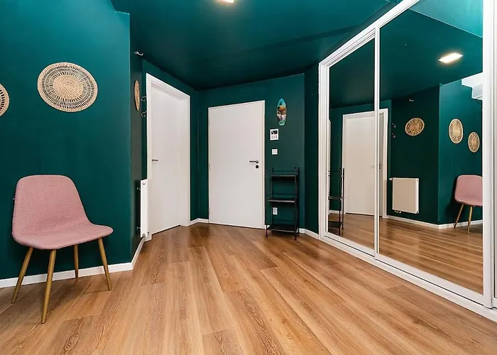 Lovely Artistic 2-bedroom By The River