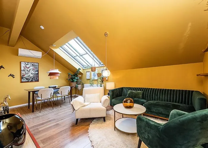 Lovely Artistic 2-bedroom By The River شقة