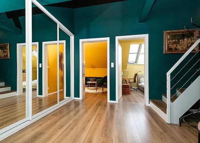 Lovely Artistic 2-bedroom By The River *