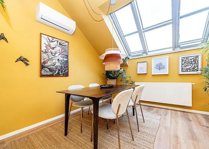 Lovely Artistic 2-bedroom By The River * براغ