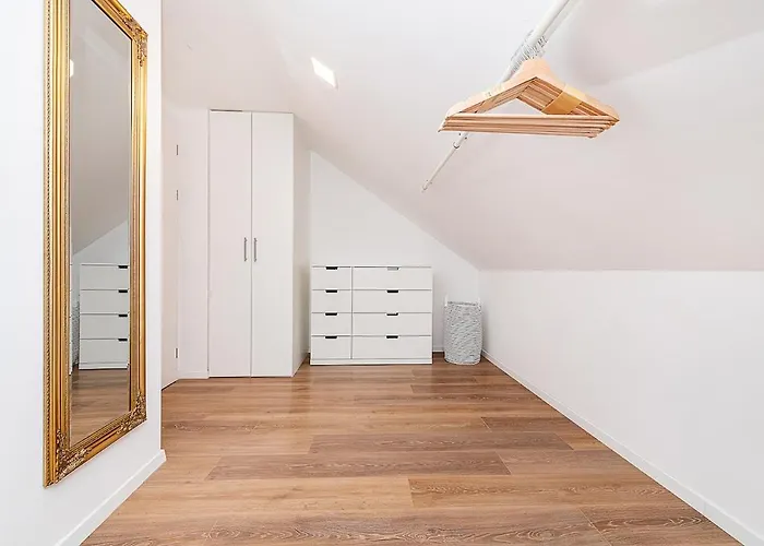 Lovely Artistic 2-bedroom By The River شقة براغ