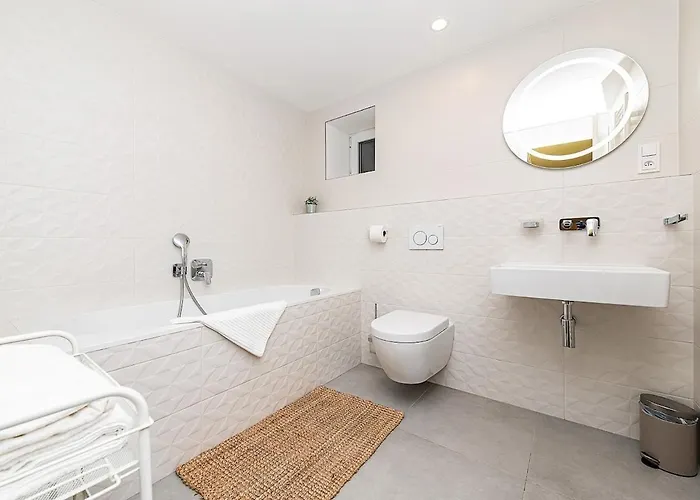 Lovely Artistic 2-bedroom By The River