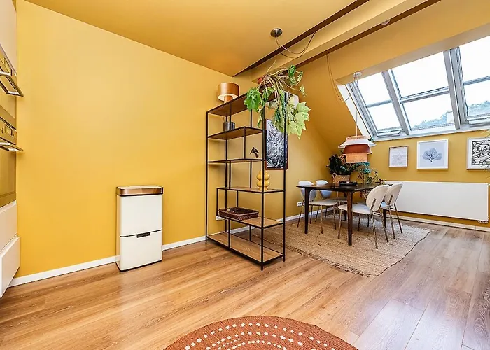 Lovely Artistic 2-bedroom By The River * براغ