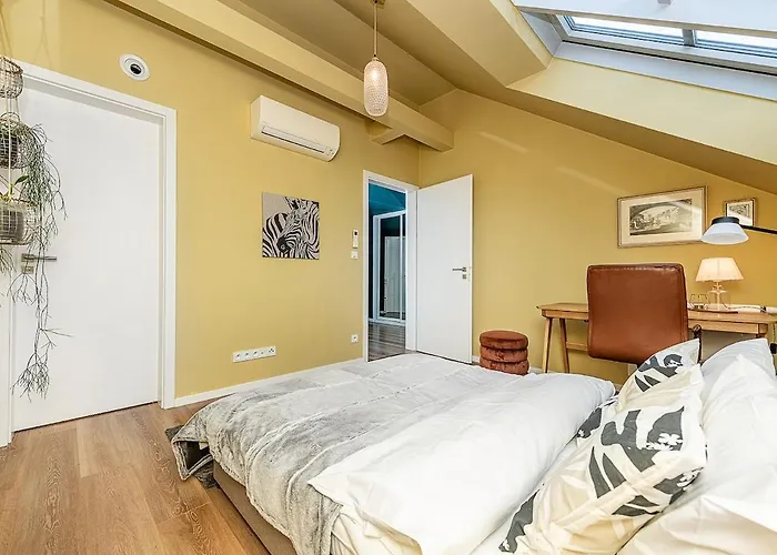 Lovely Artistic 2-bedroom By The River شقة *