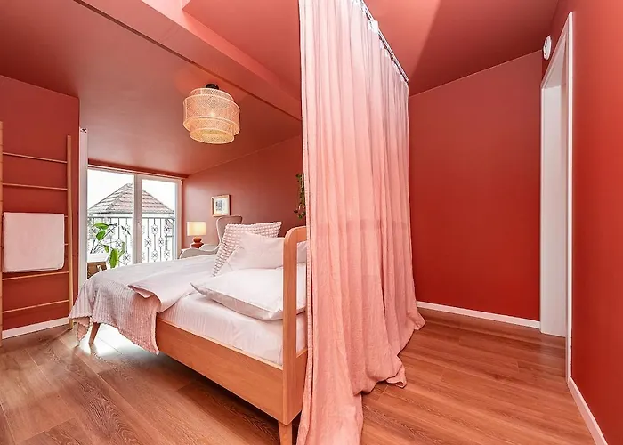 Lovely Artistic 2-bedroom By The River شقة *