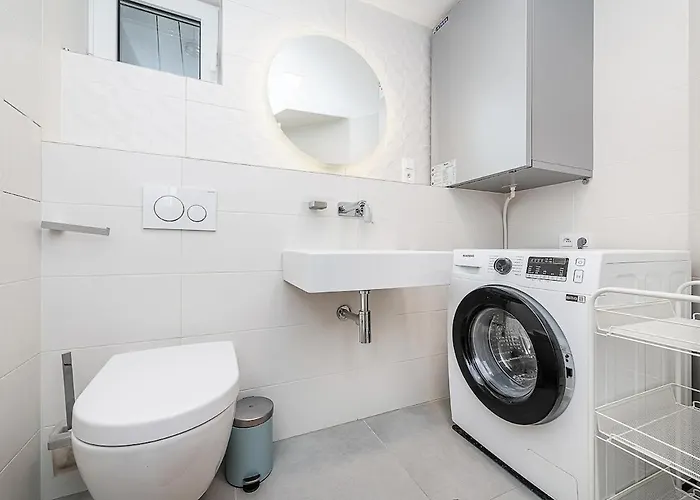 Lovely Artistic 2-bedroom By The River براغ