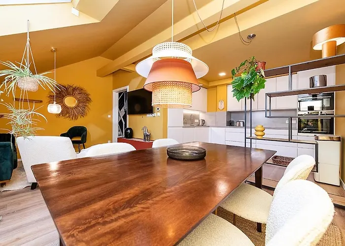Lovely Artistic 2-bedroom By The River شقة
