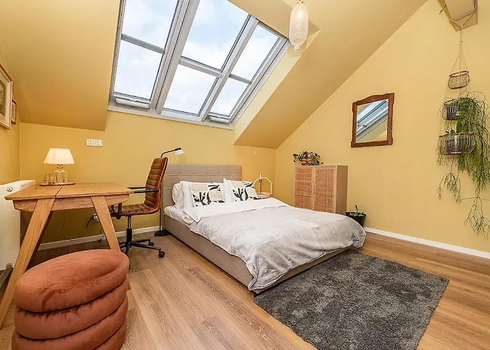 Lovely Artistic 2-bedroom By The River * براغ