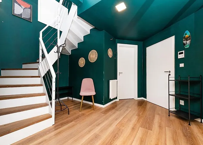 Lovely Artistic 2-bedroom By The River شقة