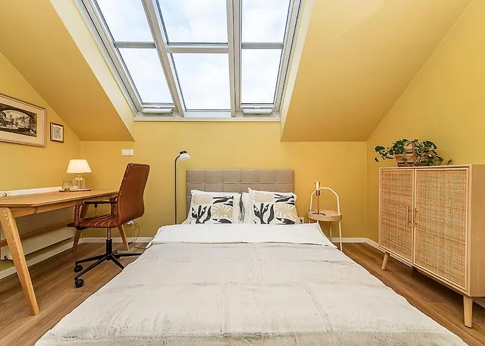 Lovely Artistic 2-bedroom By The River شقة