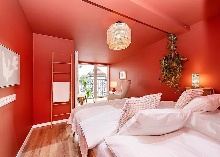 Lovely Artistic 2-bedroom By The River *