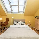 Lovely Artistic 2-bedroom By The River Appartement
