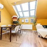 Appartement Lovely Artistic 2-bedroom By The River Praag