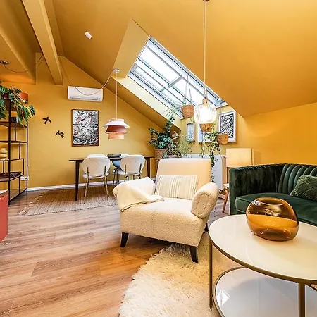 Lovely Artistic 2-bedroom By The River