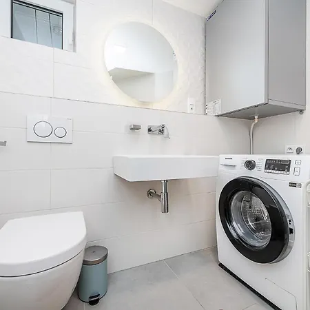 Lovely Artistic 2-bedroom By The River * Praga