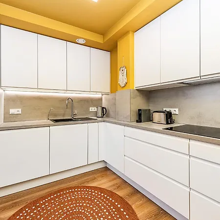 Lovely Artistic 2-bedroom By The River