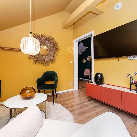 Lovely Artistic 2-bedroom By The River