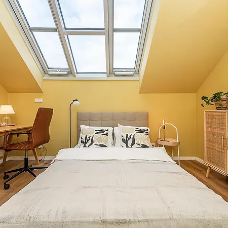 Lovely Artistic 2-bedroom By The River Apartment *