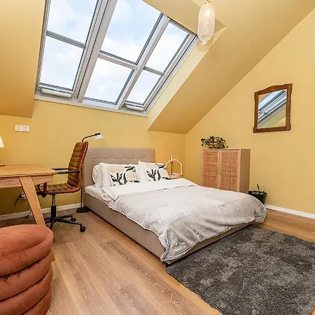 Apartment Lovely Artistic 2-bedroom By The River *