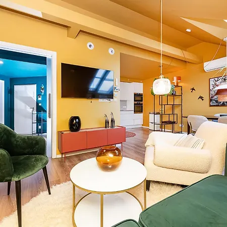 Lovely Artistic 2-bedroom By The River Apartment *