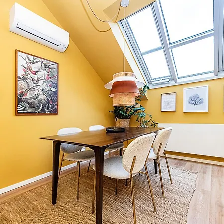 Lovely Artistic 2-bedroom By The River Apartamento Praga