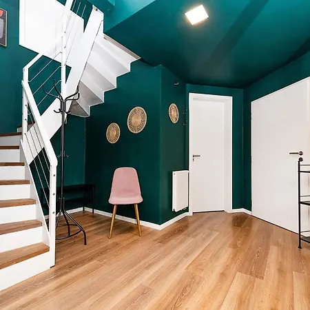 Lovely Artistic 2-bedroom By The River Apartamento Praga