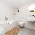 Lovely Artistic 2-bedroom By The River
