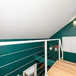 Lovely Artistic 2-bedroom By The River * プラハ