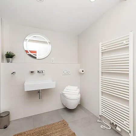 Lovely Artistic 2-bedroom By The River Apartament Praga
