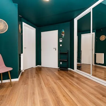 Lovely Artistic 2-bedroom By The River