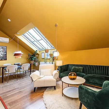 Lovely Artistic 2-bedroom By The River Apartament
