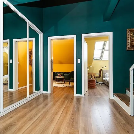 Lovely Artistic 2-bedroom By The River *