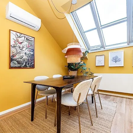 Lovely Artistic 2-bedroom By The River * Prága