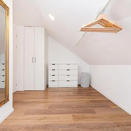 Lovely Artistic 2-bedroom By The River Apartman Prága