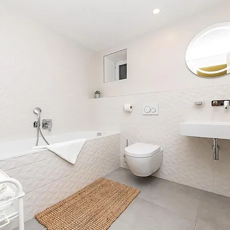 Lovely Artistic 2-bedroom By The River