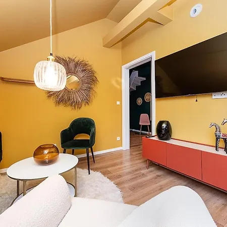 Apartman Lovely Artistic 2-bedroom By The River *