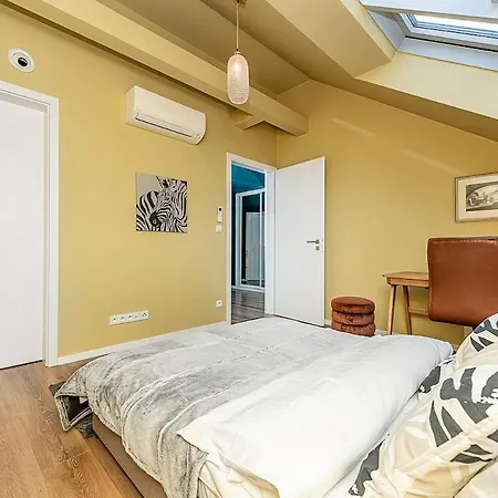 Lovely Artistic 2-bedroom By The River Apartmán *