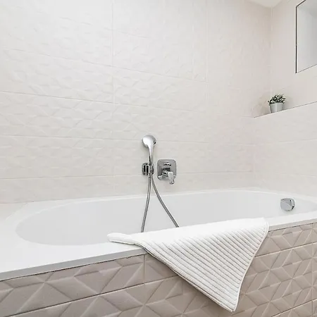 Lovely Artistic 2-bedroom By The River Praga