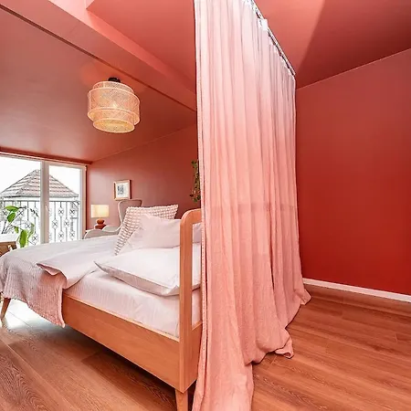 Lovely Artistic 2-bedroom By The River Apartmán *