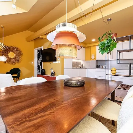 Lovely Artistic 2-bedroom By The River Apartman