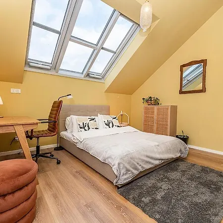 Lovely Artistic 2-bedroom By The River * Praha