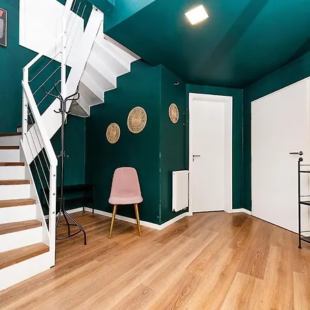 Lovely Artistic 2-bedroom By The River Apartament