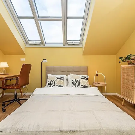 Lovely Artistic 2-bedroom By The River Apartman