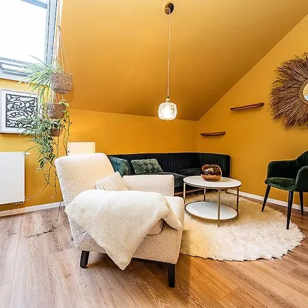 Lovely Artistic 2-bedroom By The River Prága