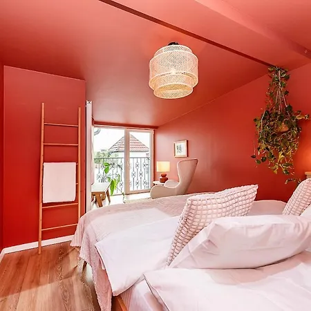 Lovely Artistic 2-bedroom By The River *
