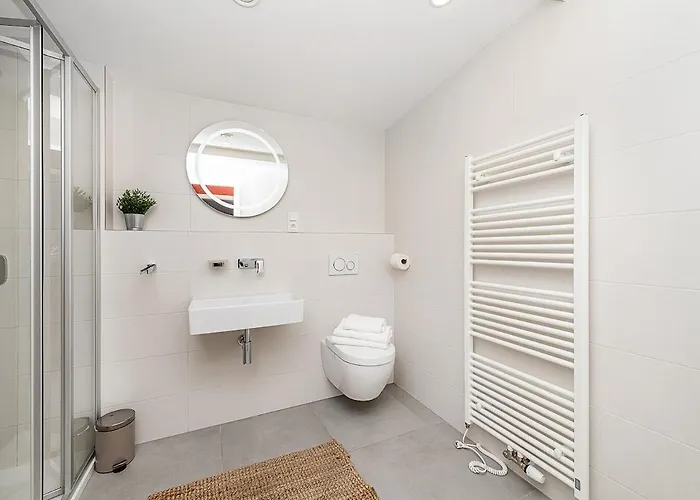 Lovely Artistic 2-bedroom By The River Daire Prag